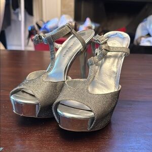 Gianni Bini silver metallic platform heels size 8.5